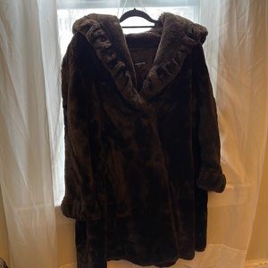 Size xl run big and cozy. So incredibly warm winter coat with hood.